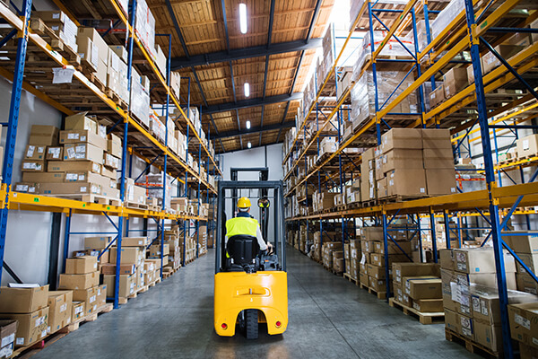 dropshipping warehouse worker